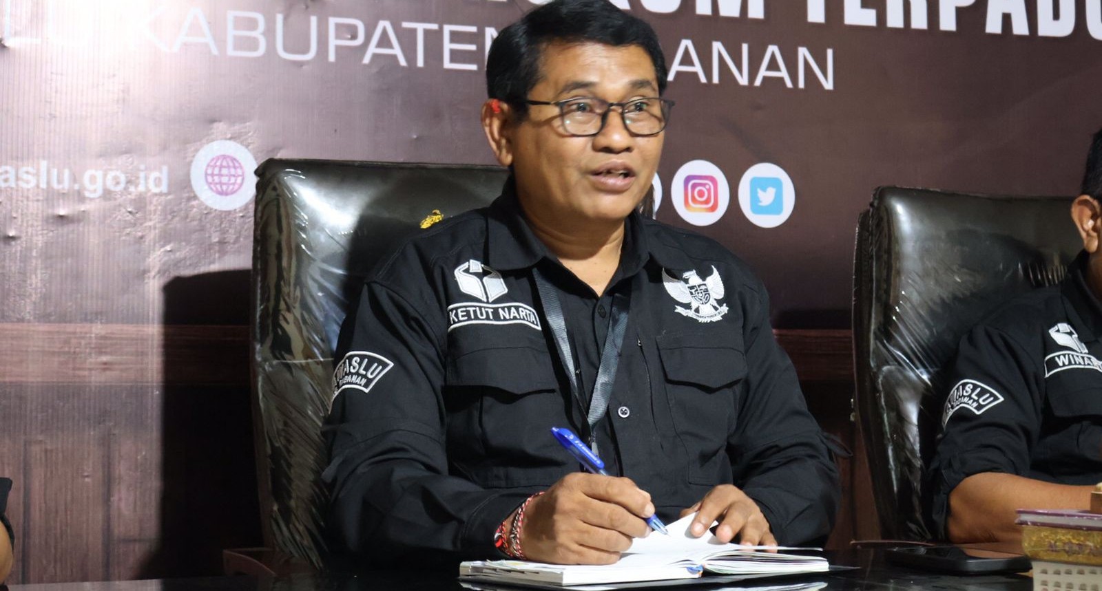 BALIKKAN SISA : Ketua Bawaslu Kabupaten Tabanan I Ketut Narta. (juliadi/radar bali)