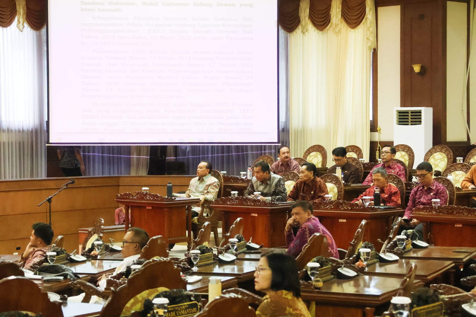 BANGKU KOSONG: Anggota DPRD Bali banyak absen saat sidang paripurna Selasa (15/4/2025)