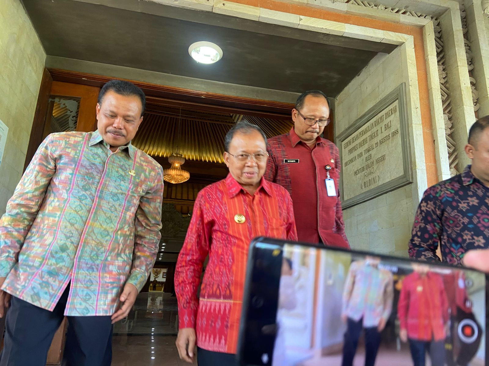 LANGKAH STRATEGIS: Gubernur Bali Wayan Koster bersama Sekda Made Indra dan pejabat lainnya usai sidang paripurna membahas revisi Perda PWA di DPRD Bali, Selasa 15 April 2025.
