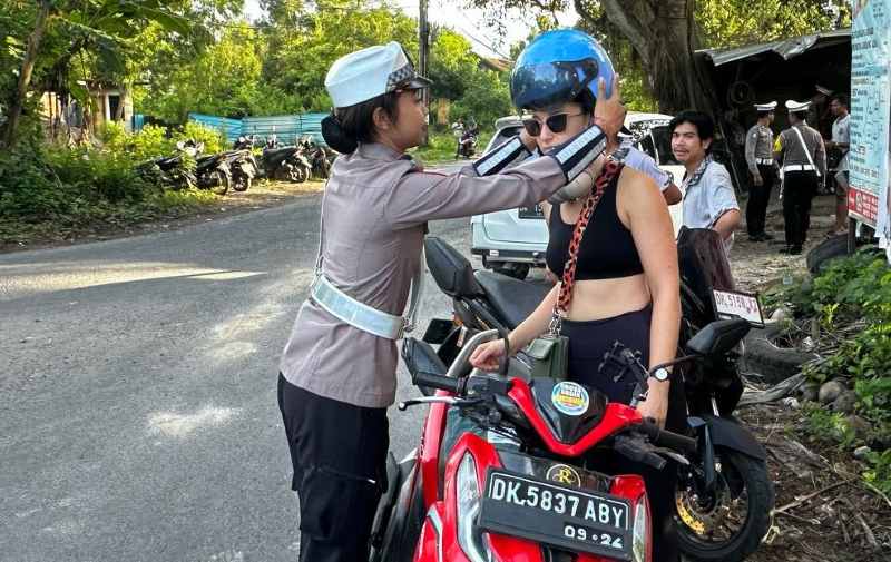 PERINGATKAN TURIS ASING YANG MELANGGAR : Unit Lantas Polsek Nusa Penida menggelar penindakan dengan sistem hunting di Jalan Raya Toya Pakeh,  Nusa Penida, Selasa (14/4/2025).(foto:polres klungkung)
