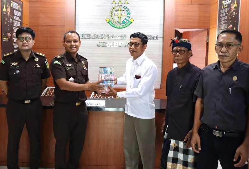 KEMBALIKAN KERUGIAN : Pengembalian uang pengganti korupsi terpidana I Gusti Ayu Kade Juli Astuti, oleh Kasipidsus Kejari Jembrana Dwi Prima Satya kepada pengurus  LPD .