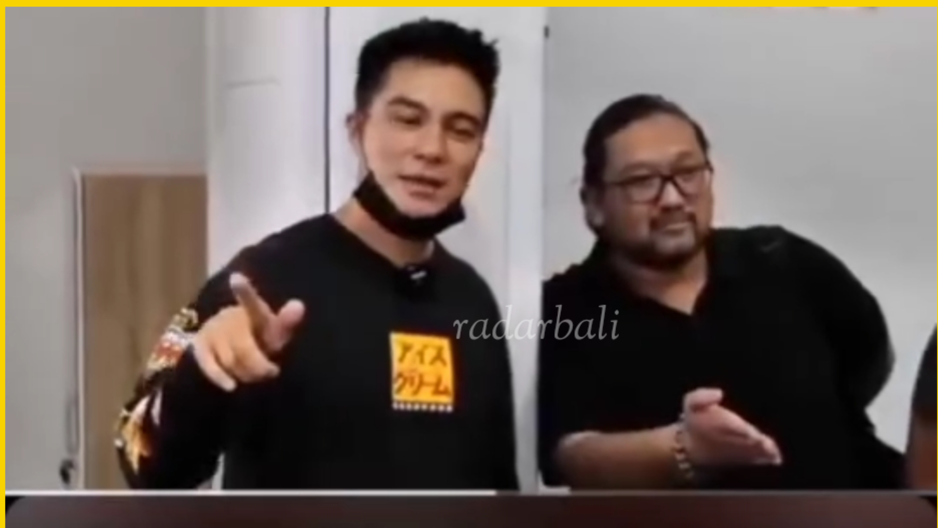 Momen Baim Wong memantau renovasi rumah sahabatnya Nico Surya yang tak lain selingkuhan Paula Verhoeven