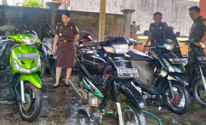 DIJUAL UNTUK KAS NEGARA : Sejumlah barang bukti (BB) kendaraan perkara tindak pidana dilelang Kejaksaan Negeri Tabanan. (juliadi/radar bali)