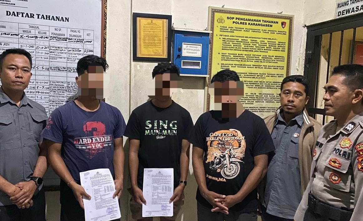 DITAHAN : Para pelaku saat berada di Mapolres Karangasem. (Foto:  polres Karangasem)