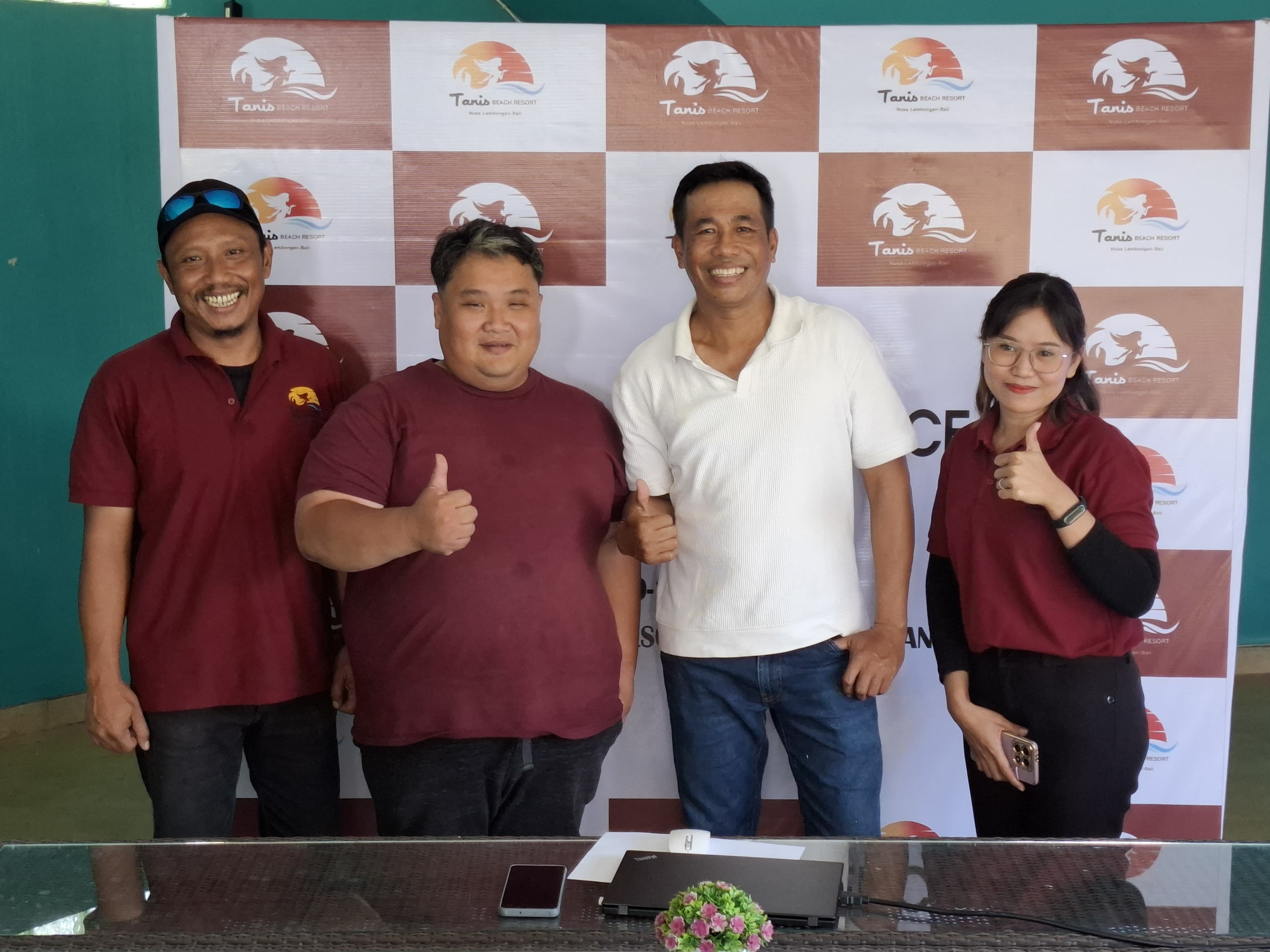 PAKET WISATA: Barisan manajemen The Tanis Beach & Resort Nusa Lembnongan menawarkan paket wisata baru.
