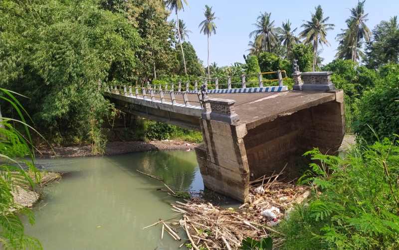 RUSAK SUDAH MENAHUN : Salah satu jembatan rusak sejak tahun 2022 di Banjar Munduk Ranti, Desa Tukadaya, masuk dalam usulan BKK Provinsi Bali.(m.basir/radar bali)