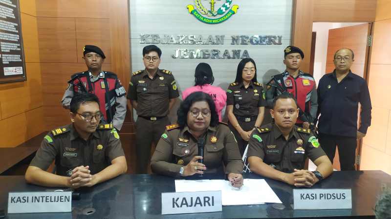BANYAK KASUS : Sayu Putu Rina Dewi (membelakangi lensa) saat diumumkan sebagai terssnagka korupsi beberapa hari lalu. (dok.radar bali)