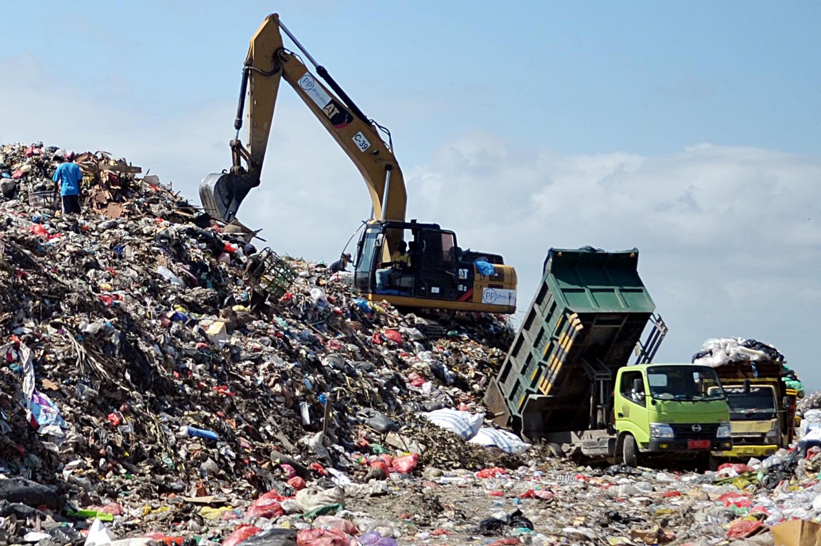 BUTUH SOLUSI SEGERA - Timbunan sampah di TPA Suwung Denpasar.