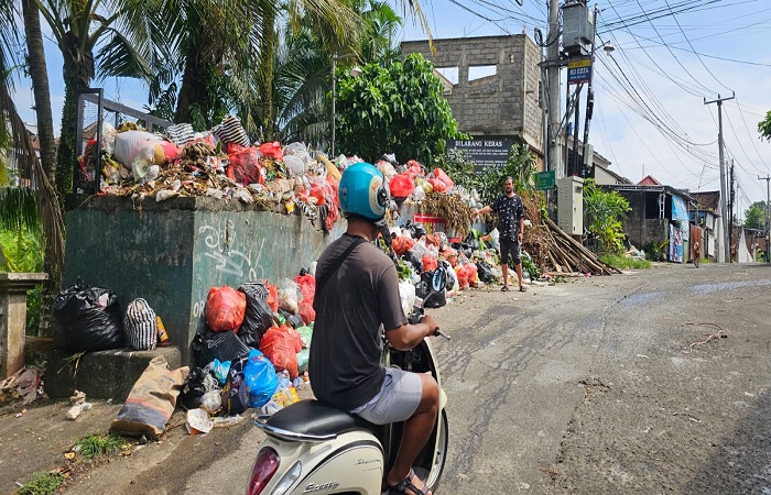 Adrian Pah,  warga Perumahan Griya Multi Jadi, Sanggulan, Tabanan, Bali, di bak sampah perumahan. Ia bersama puluhan warga lainnya meminta bak sampah tersebut ditutup karena mencemari lingkungan.