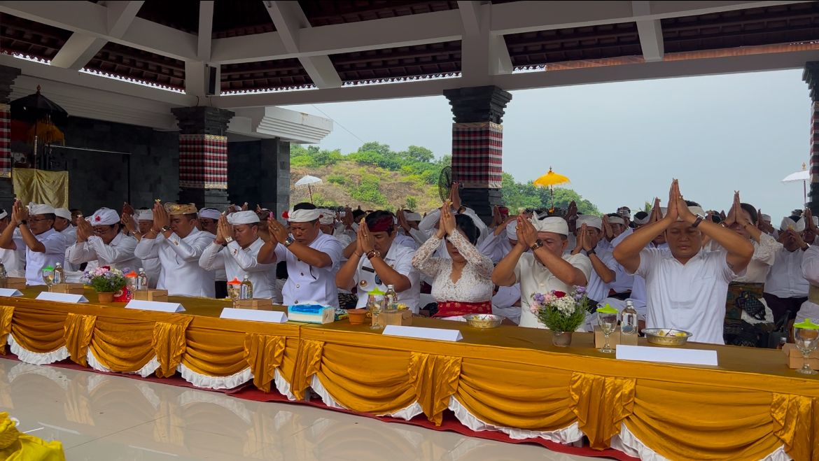 Sejumlah pejabat pemerintah, termasuk perwakilan klan Tangkas Kori Agung dan Pande di Pura Penataran Agung Catur Parhyangan Ratu Pasek Linggih Bhatara Mpu Gana pada Jumat 18 April 2025.