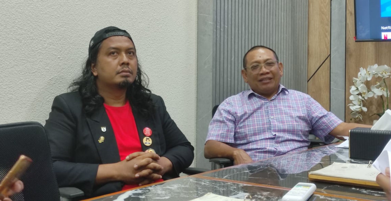 KETERANGAN PERS: Yudha Bantono selaku Project Manager pameran (kanan) dan Made Bayak salah satu seniman dalam ROOTS di Denpasar (19/4/2025). (Marsellus Pampur/Radar Bali)