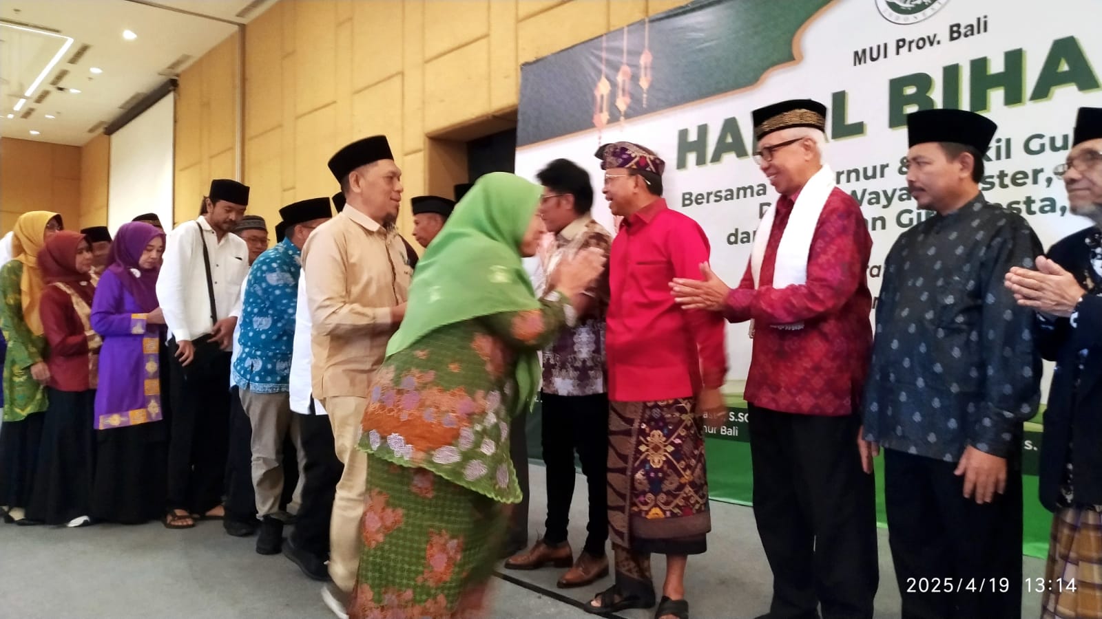 BERSALAMAN: Gubernur Koster dan Wagub Giri Prasta bersalaman dengan para undangan yang hadir di Halal Bihalal MUI Bali di Harris Cokro, Sabtu 19 April 2025.