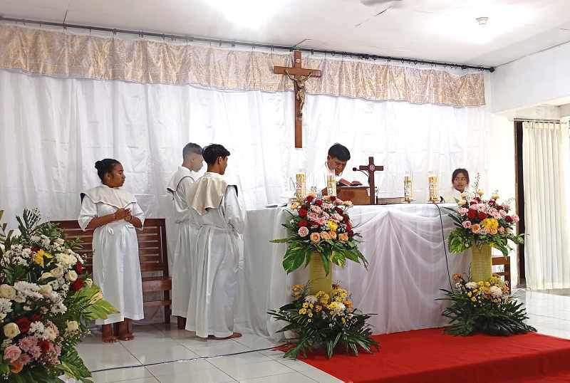 IBADAH PASKAH: Suasana ibadah Hari Raya Paskah di Singaraja. Damai sejahtera diharapkan menyertai semua orang.(francelino junior/radar bali)