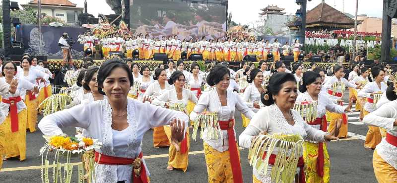 PUTAR RODA PEREKONOMIAN: Festival Semarapura tahun sudah semarak, untuk Festival Semarapura VII diharapkan miliaran transaksi. (dewa ayu pitri arisanti/radar bali)