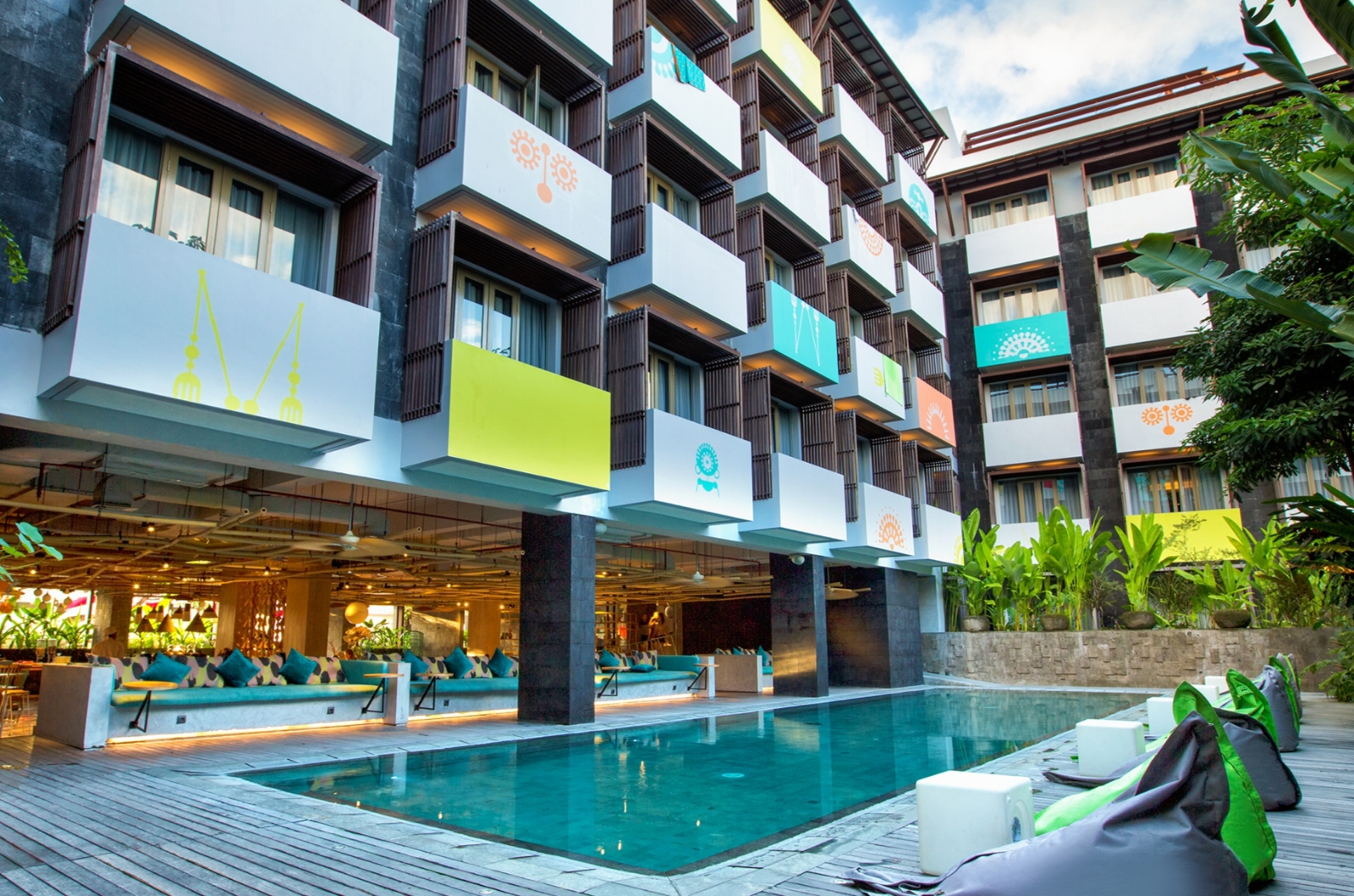 FASILITAS LENGKAP: Kolam Renang Berlokasi Dekat Restoran Kakatua Tropic Lounge Jadi Tempat Favorit untuk Bersantai di Tijili Hotel Seminyak.