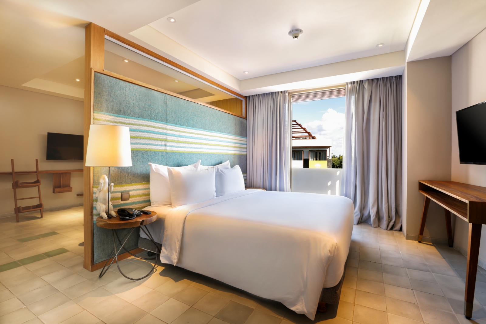 RAGAM KAMAR: Junior Suites dengan Luas 52 KM2 Merupakan Tipe Kamar Terfavorit di Tijili Hotel Seminyak.
