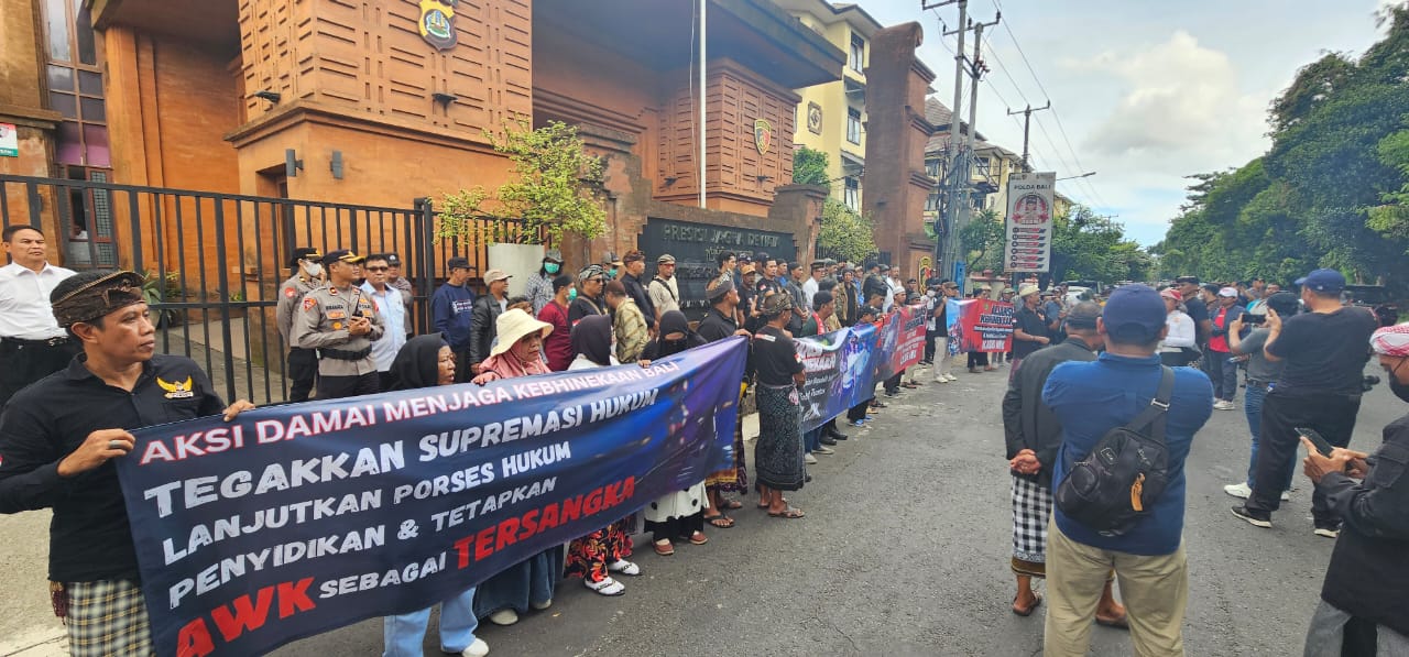 ORASI: Massa yang atas namakan Aliansi Kebhinekaan Bali saat aksi dan orasi di depan Mapolda Bali, 21 April 2025