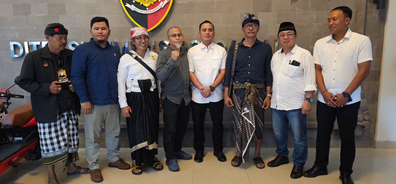 TERUS BERJUANG: Pelapor yang juga advokat Zulfikar Ramly (tengah) bersama pentolan aksi lainnya depan krimsus Polda Bali (21/4/2025)