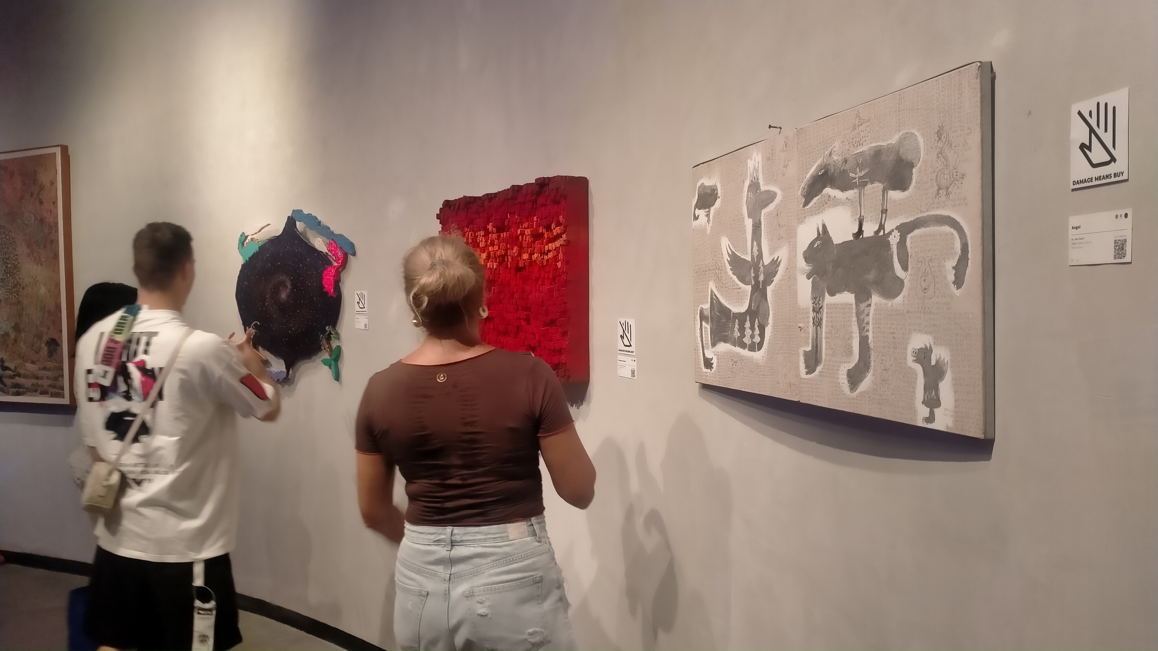 AJAK BERSIKAP KRITIS : Suasana pameran berbagai lukisan karya seniman lokal Bali di Labyrinth Studio Bali di Nuanu City di Tabanan. (juliadi/radra bali)
