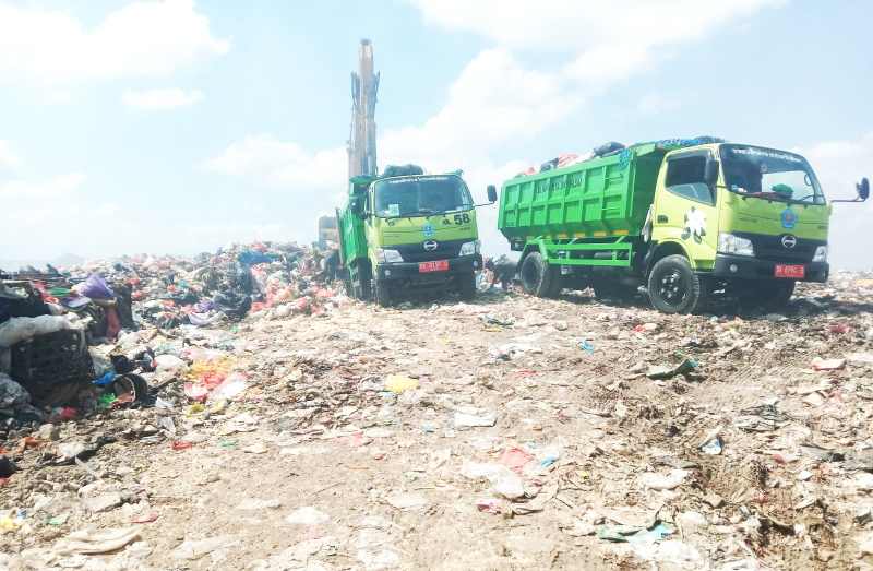 BAKAL LEBIH MELIMPAH : Suasana pembuangan sampah di TPA Mandung, Desa Sembung Gede Kerambitan, Tabanan. (juliadi/radar bali)