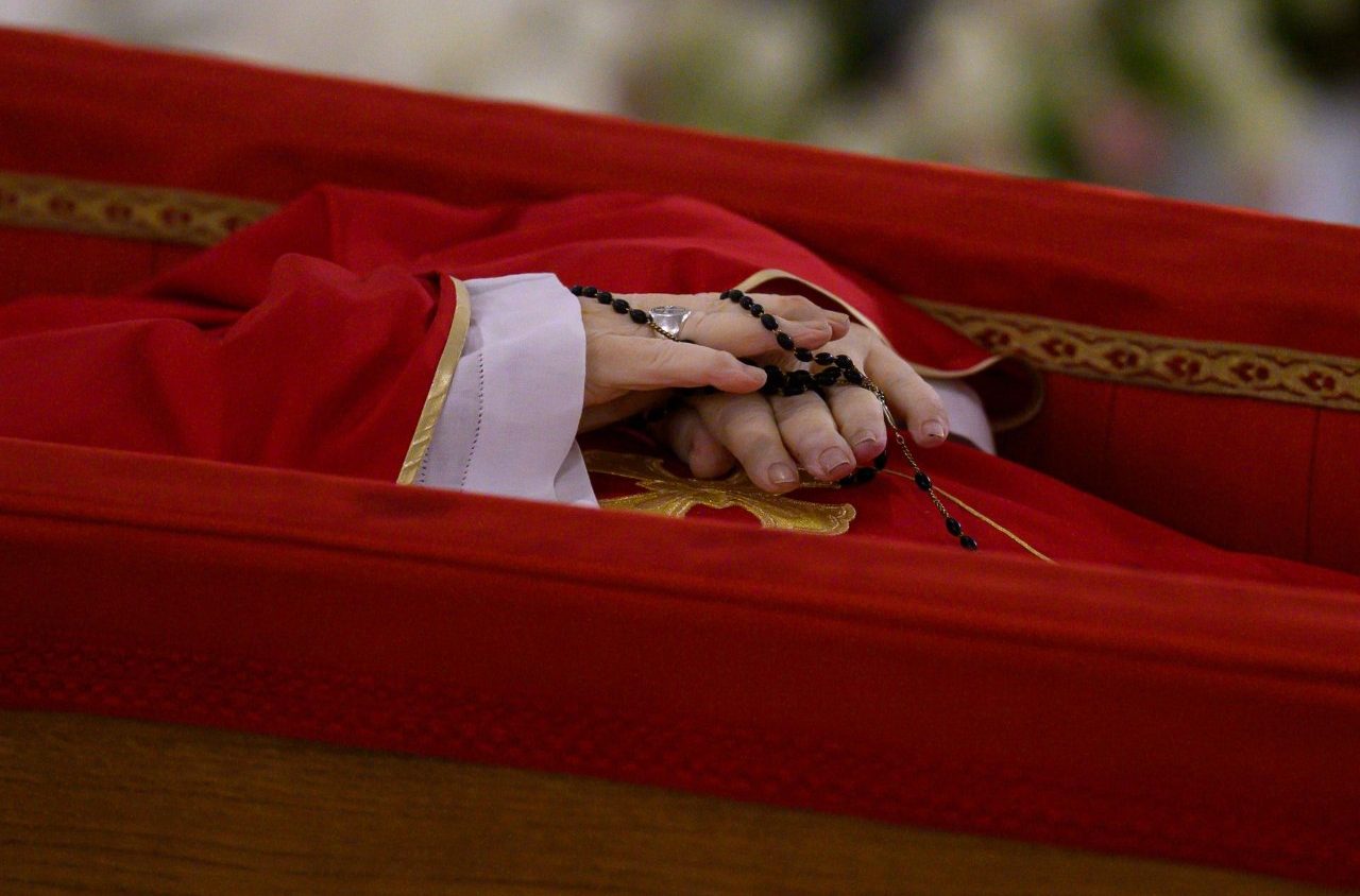 MASA BERKABUNG - Jenazah Paus Fransiskus saat disemayamkan di kediamannya di Casa Santa Marta