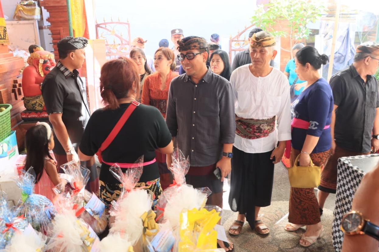 DAYA BELI: Pasar murah bersubsidi di Banjar Kertasari, Desa Adat Peguyangan, Denpasar