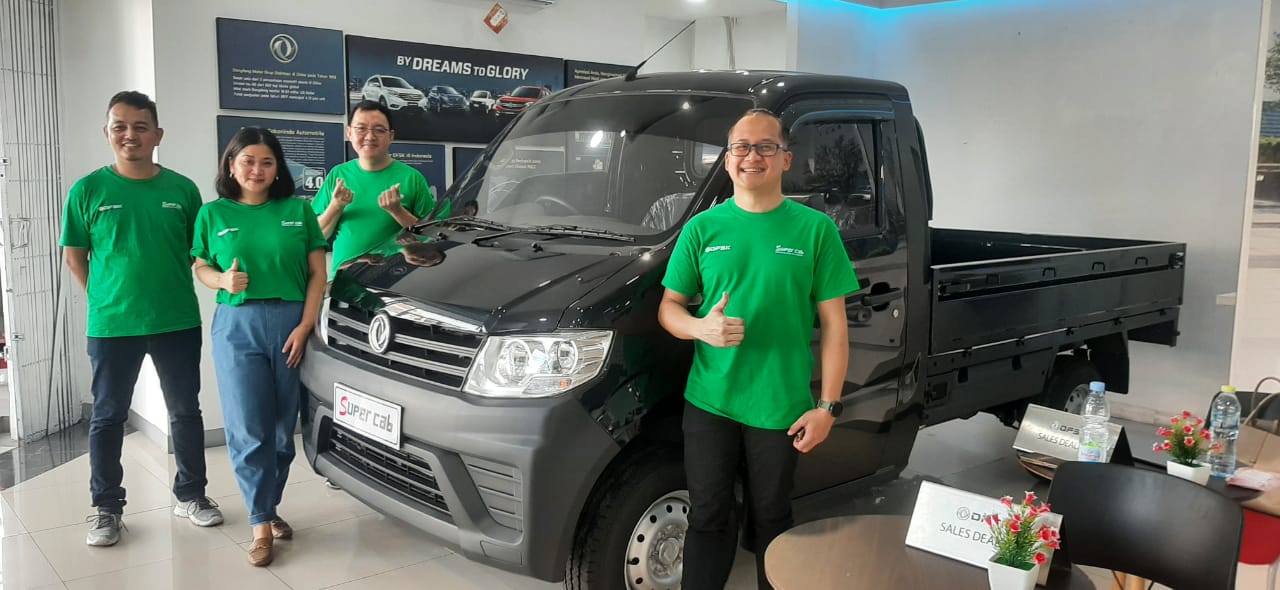 PRODUK TIONGKOK: Manajemen DFSK Denpasar saat mengenalkan mobil pikap Super Cab di Dealernya jalan Teuku Umar Denpasar.