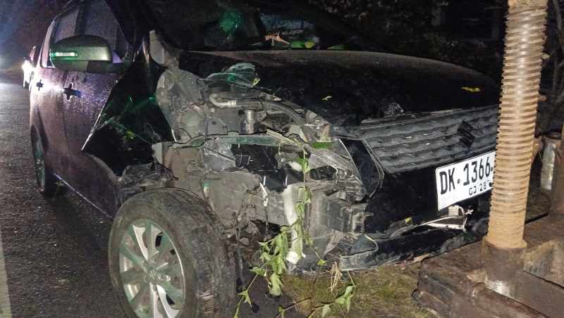 RINGSEK : Mobil yang mengalami kecelakaan tunggal di Jalan Denpasar - Gilimanuk, wilayah Banjar Bale Agung, Desa Yehembang, Kecamatan Mendoyo, Senin (21/4/2025) malam. (Foto: Polsek Mendoyo)