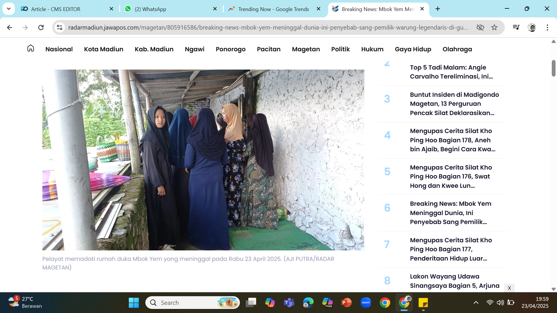 Pelayat mendatangi kediaman Mbok Yem di Desa Gonggang, Poncol, Magetan.
