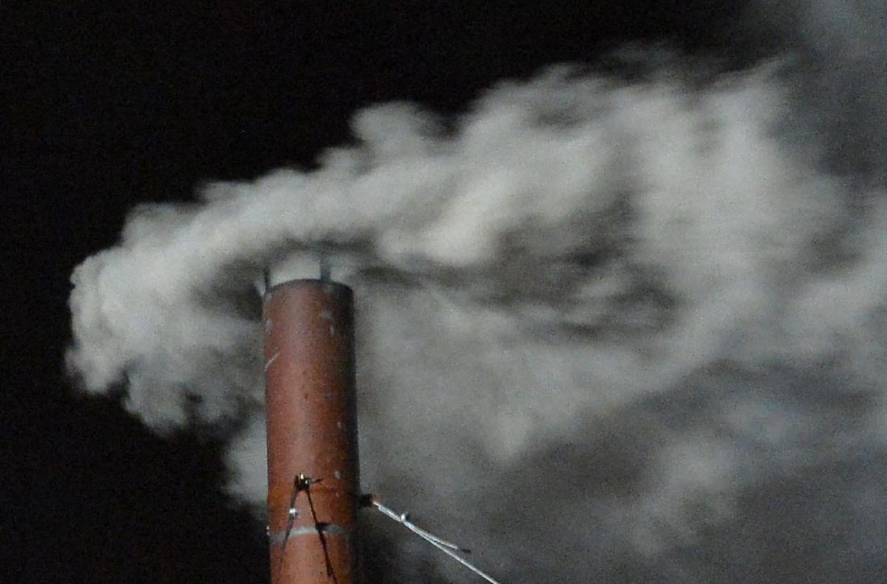 PAUS BARU - Asap putih mengepul dari cerobong asap Kapel Sistine saat Paus Fransiskus terpilih dalam konklaf pada 13 Maret 2013.