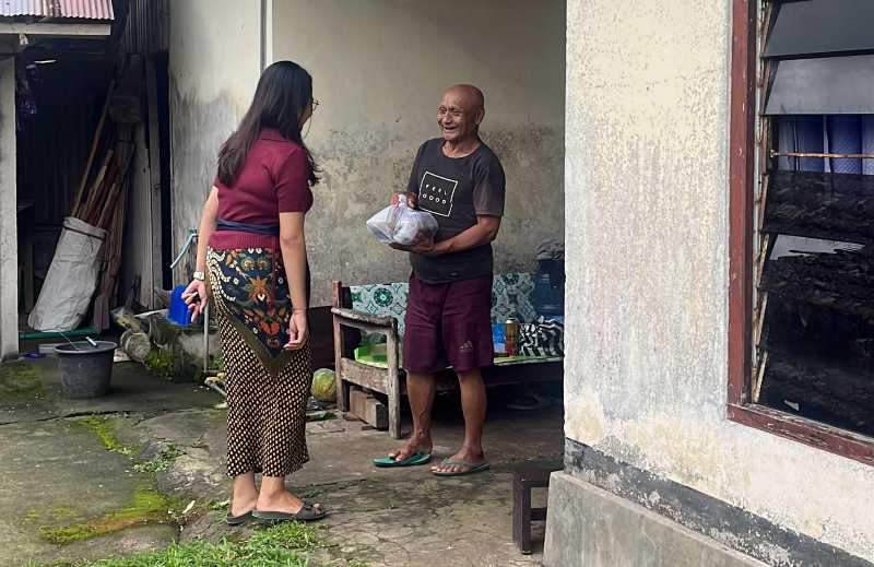 TRADISI BERBAGI MAKANAN YANG TERJAGA : Suasana tradisi ngejot di Banjar Adat Piling, Desa Mengesta, Kecamatan Penebel Tabanan. (Foto/I Putu Dian Setiawan Untuk Radar Bali)