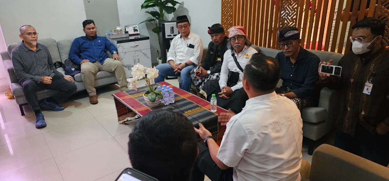MINTA KEPASTIAN: Delegasi Aliansi Kebhinekaan Bali saat bertemu di ruang Direskrim Polda Bali, 21 April 2025 lalu