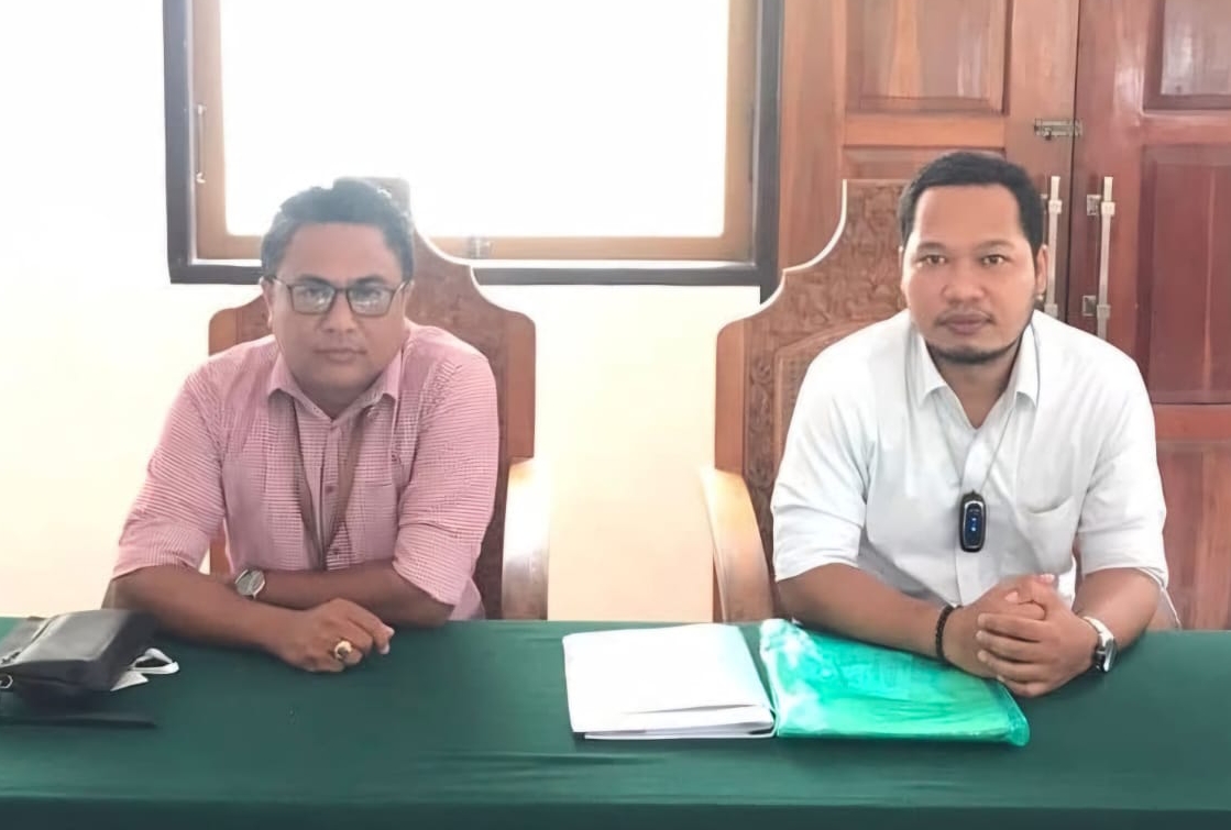 KUASA HUKUM PELAPOR: Jimmy Cornelius Rade, SH (kiri) dan Cristian Paju, SH.