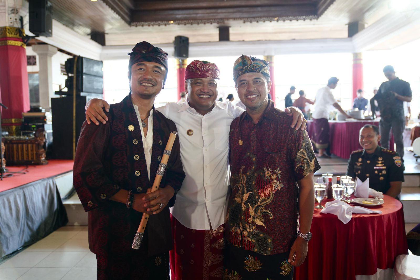 BERTALENTA: Bupati Gianyar Made Mahayastra diapit Gus Teja (kiri) dan Balawan