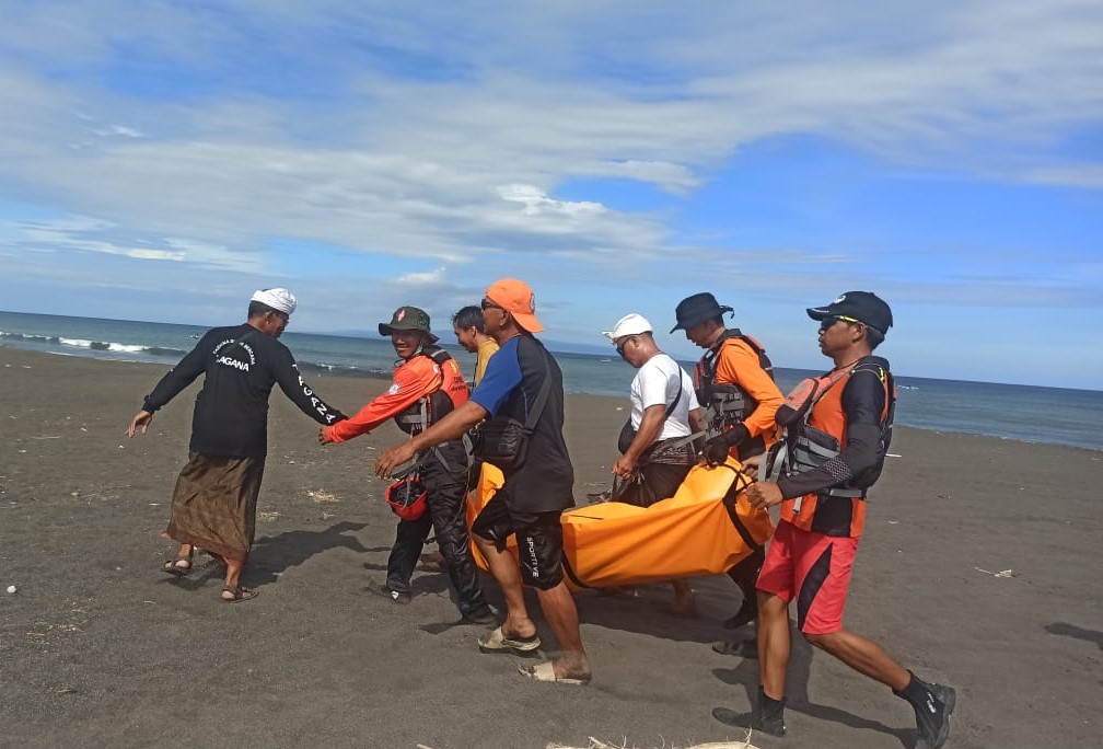 EVAKUASI: Jenazah Kakek Wayan Mura, 73, didievakuasi dari pantai, Rabu (23/4/2025).