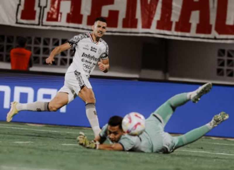TERPERANGKAP OFFSIDE : Gol Boris Kopitovic bagi Bali United dianulir karena hasil cek VAR dinyatakan offside. (foto:media bali united/Instagram)