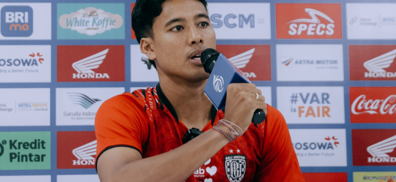 Made Andhika Wijaya, sang bek kanan yang penuh percaya diri meski dihantui sorak-sorai suporter lawan.