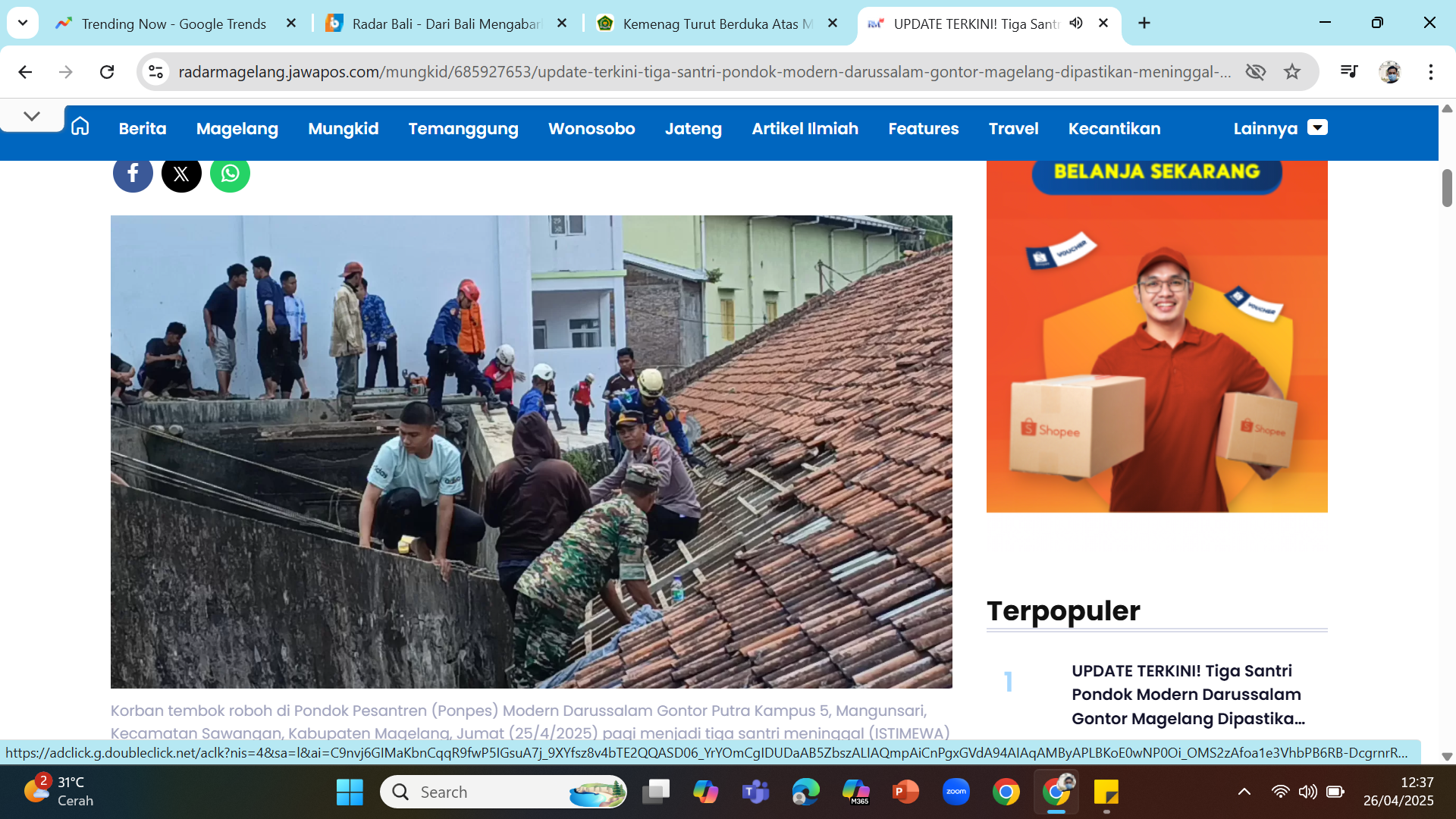 EVAKUASI - BPBD Magelang ketika mengevakuasi korban tanah longsor di Ponpes Gontor 5 Magelang, Jumat (25/4)