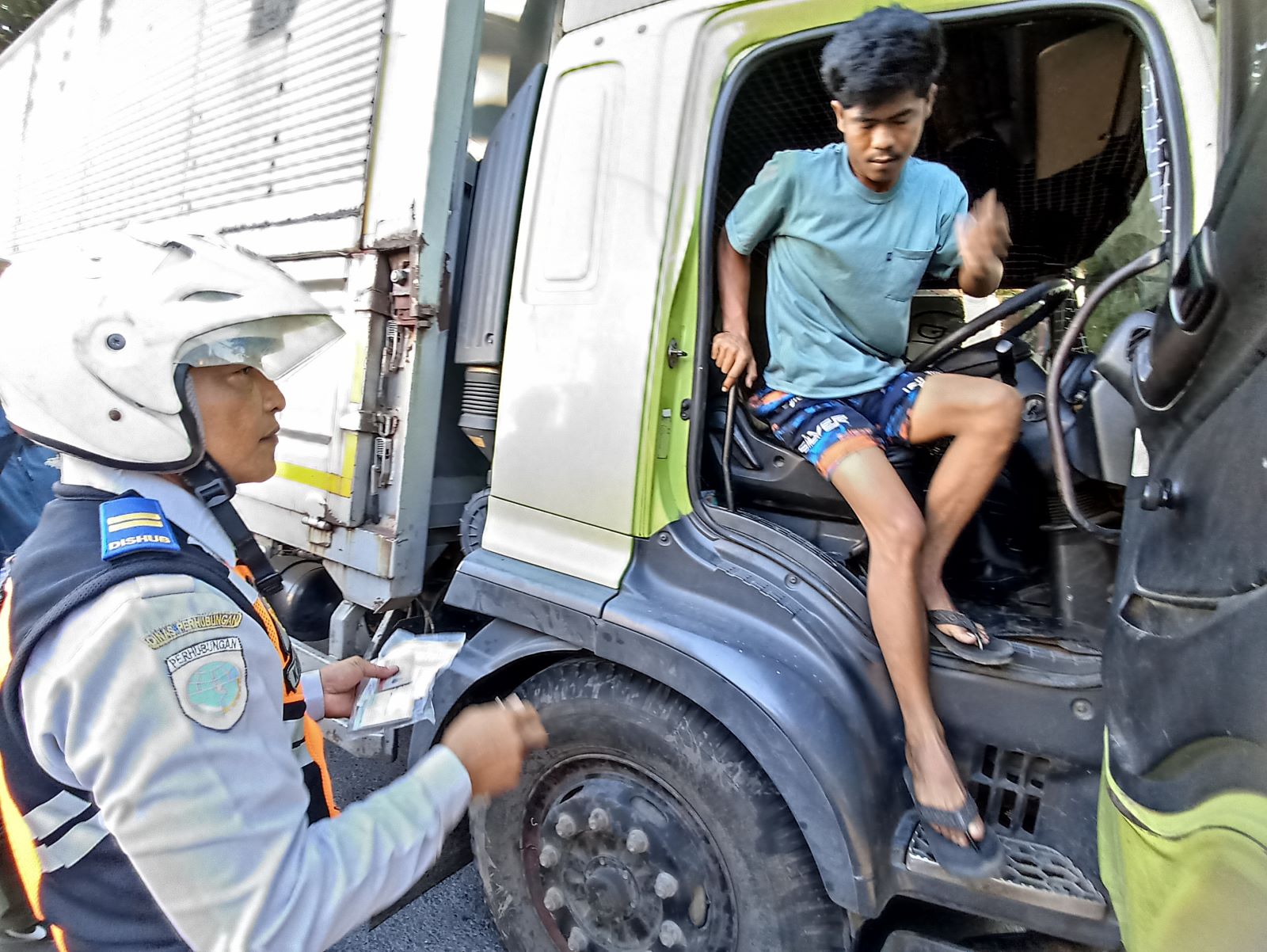 BIANG MACET: Tim Gabungan Satpol PP Kota Denpasar yang terdiri dari Dinas Perhubungan, Polisi dan OPD