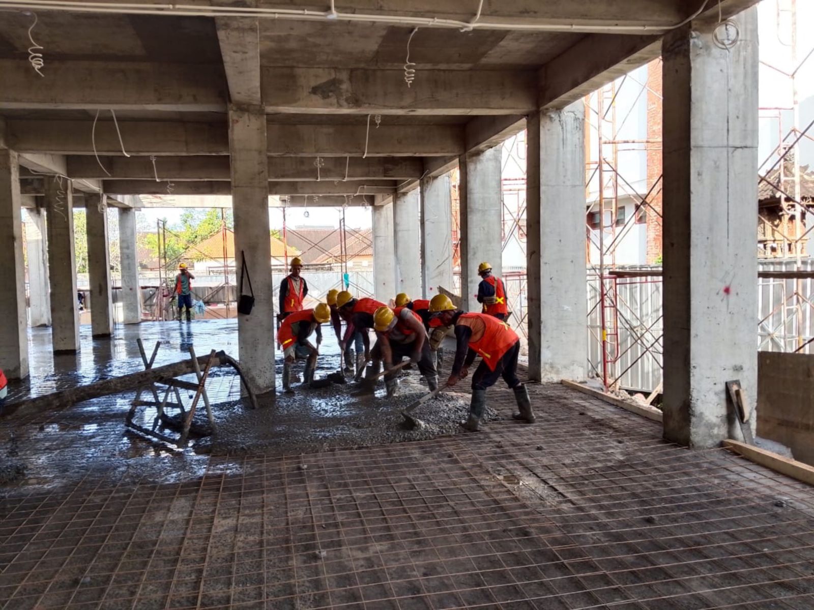DIKEBUT: Salah satu proyek pembangunan gedung sekolah SMP 17 di Penatih Kota Denpasar
