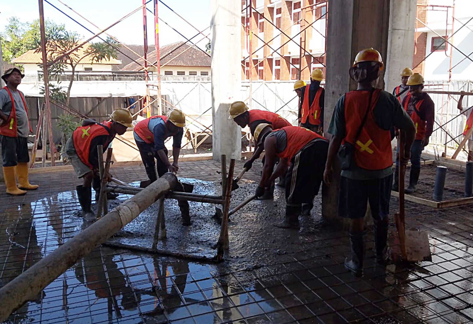 DIKRITIK NETIZEN: Proses pembangunan salah satu unit gedung SMP negeri di Kota Denpasar yang dianggarkan tahun 2025 ini.
