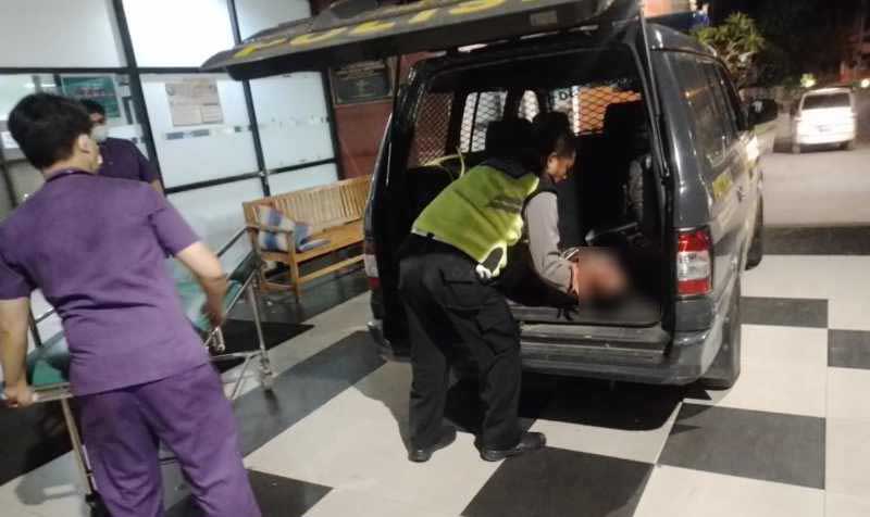 DIEVAKUASI KE RSUD: Polisi mengevakuasi Suardana yang menjadi korban tabrak lari di Jalan Raya Singaraja-Denpasar KM 4,9 Sukasada. (Foto: Polres Buleleng untuk Radar Bali)