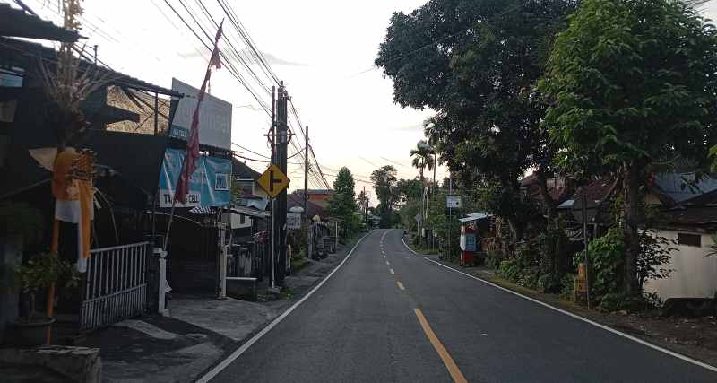 AKAN DIPASANG RAMBU : Kondisi Jalan Raya Singaraja-Denpasar KM 4,9 di wilayah Lingkungan Lumbanan, Kelurahan Sukasada, Buleleng. (francelino junior/radar bali)