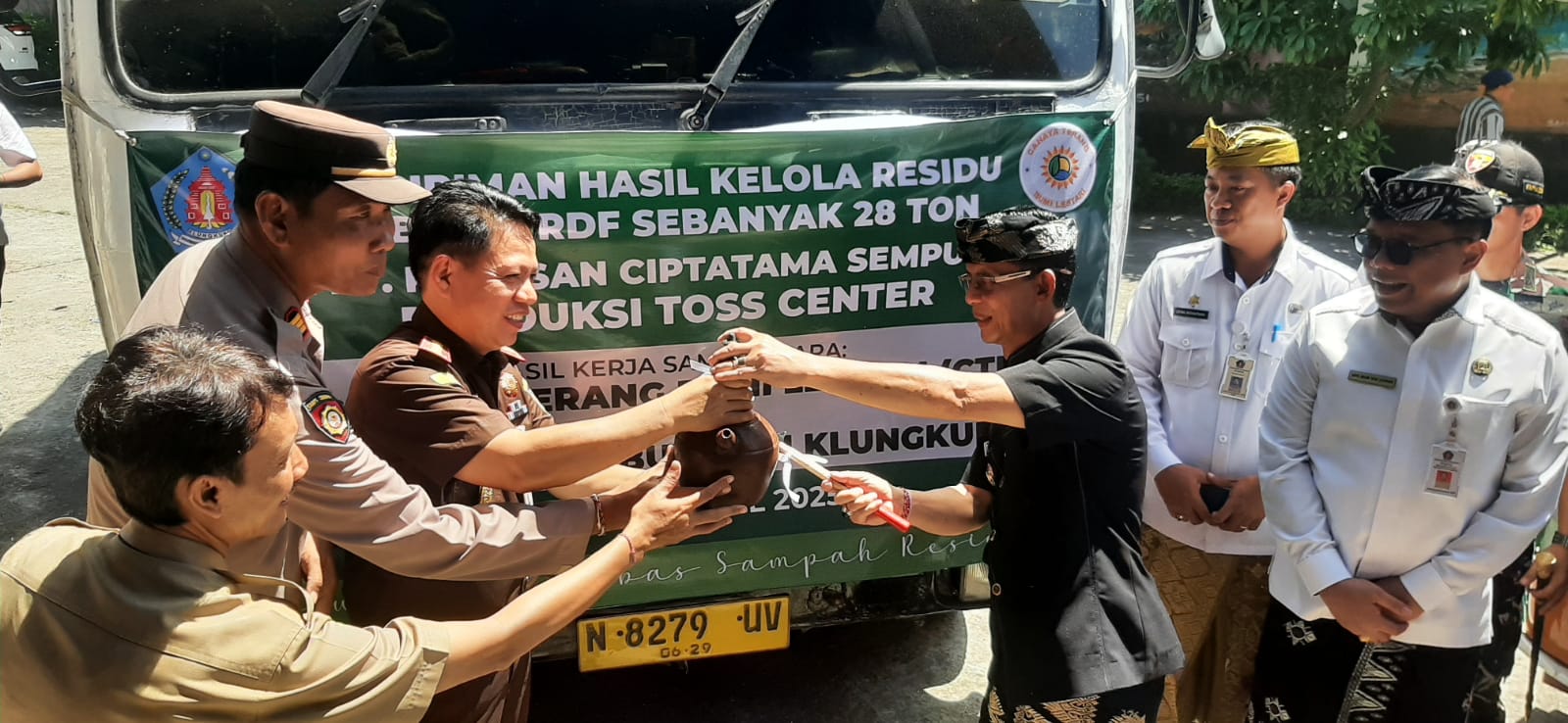 PECAHKAN KENDI: Bupati Klungkung Made Satria bersama Kajari Klungkung LB Hamka, Wabup, Sekda dan pejabat lain bersama memcahkan kendi tanda pelepasan RDF hasil olah residu di TOSS Center (28/4/2028)