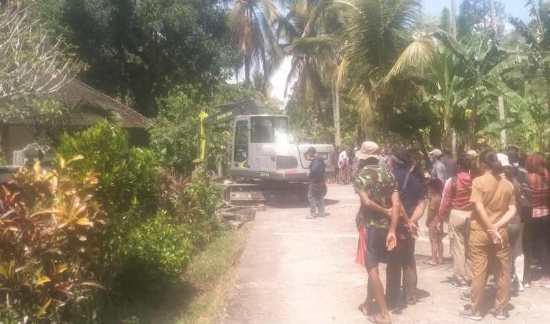SEMPAT BERTAHAN : Suasana proses eksekusi lahan empat kepala keluarga di Banjar Dinas Bungan Kapal, Desa Tunjuk, Tabanan. (foto:juliadi/radar bali)