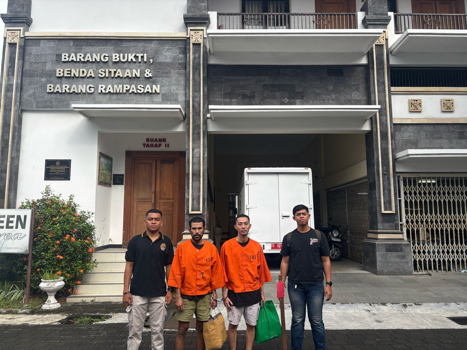 SEGERA DIADILI: Tersangka Juliansah alias Jul dan Andreas Bili di pindahkan ke Kejaksaan Negeri Denpasar, Senin (28/4/2025).