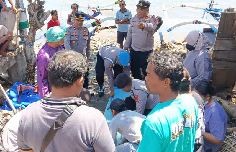 KAGETKAN WARGA : Jasad guru SD di Buleleng yang  ditemukan mengambang di pantai Banyuning dievakuasi. (Foto: Polres Buleleng untuk Radar Bali)
