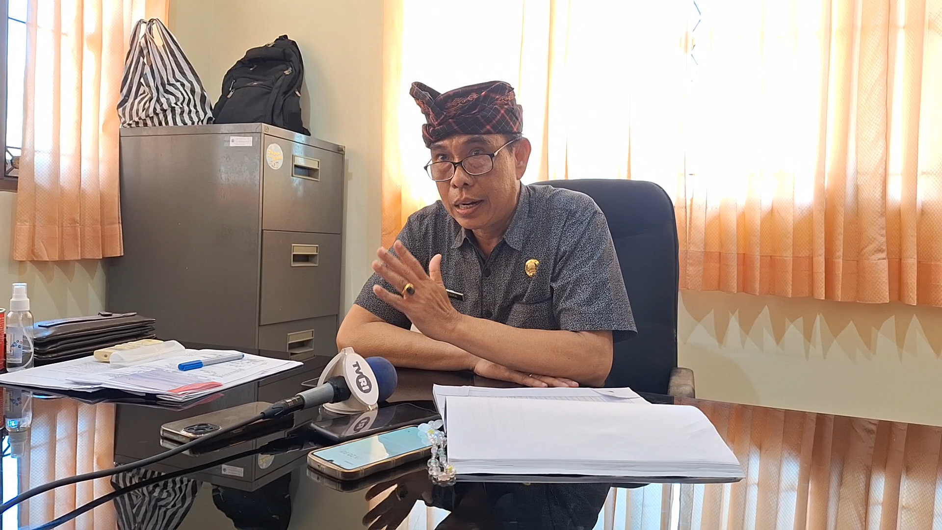 KABAR GEMBIRA: Ni Made Ari Rismaya Dewi/Radar Bali Caption: Kepala Bidang (Kabid) Pembinaan SMP Disdikpora Kota Denpasar, Anak Agung Putu Gede Astara
