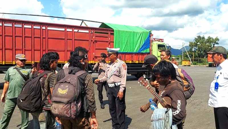 DITANGKAP : Lima orang yang diamankan diseberangkan lagi melalui Pelabuhan Gilimanuk agar kembali ke daerah asal. (foto:polsek gilimanuk)