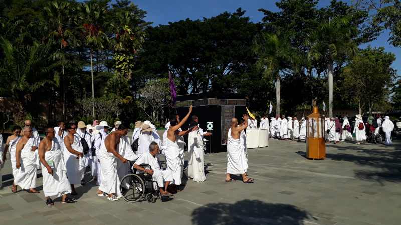 IKUT MANASIK : Sebanyak 86 CJH asal Jembrana mengikuti manasik haji di halaman Gedung Kesenian Ir. Soekarno. (Foto Kemenag Jembrana)